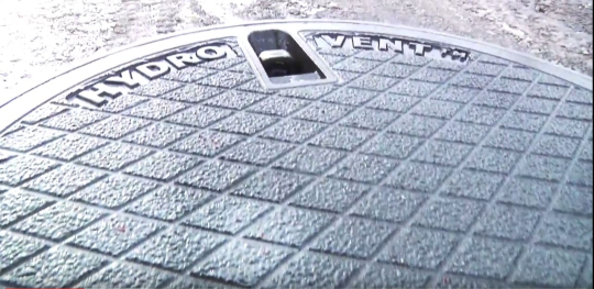 Hydrovent manhole cover